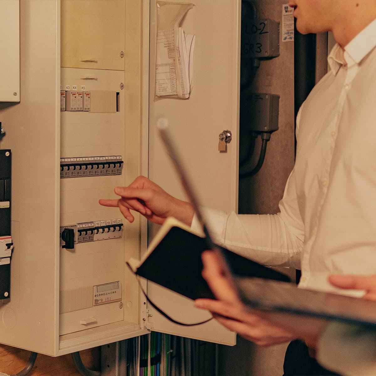 Adviseur wijst tijdens de technische schouw de groepen in de meterkast aan